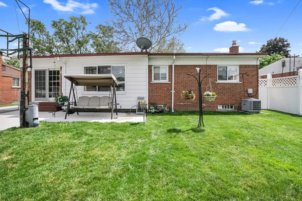 35046 Nancy Street Westland City MI 48186
