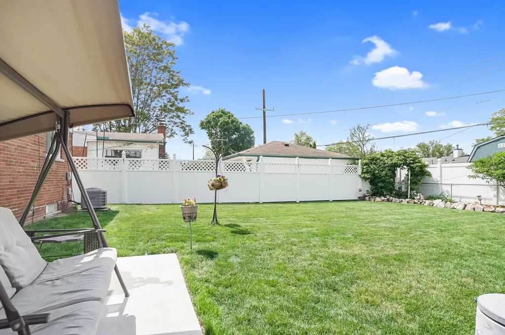 35046 Nancy Street Westland City MI 48186