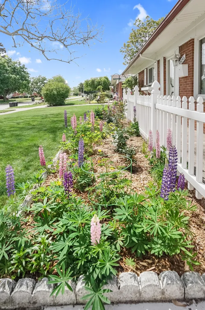 35046 Nancy Street Westland City MI 48186