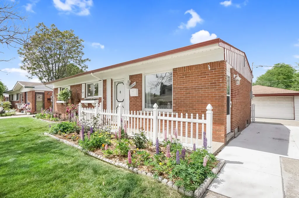 35046 Nancy Street Westland City MI 48186