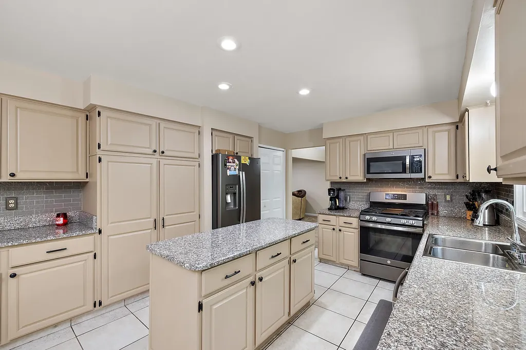 30521 Knighton Drive Farmington Hills City MI 48331
