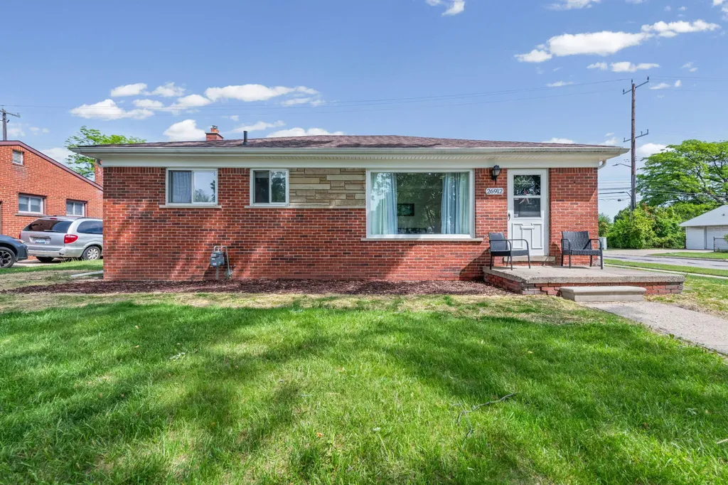 26912 W Davison Redford Charter Township MI 48239