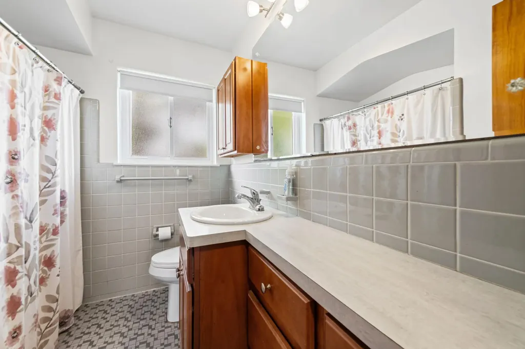 26912 W Davison Redford Charter Township MI 48239