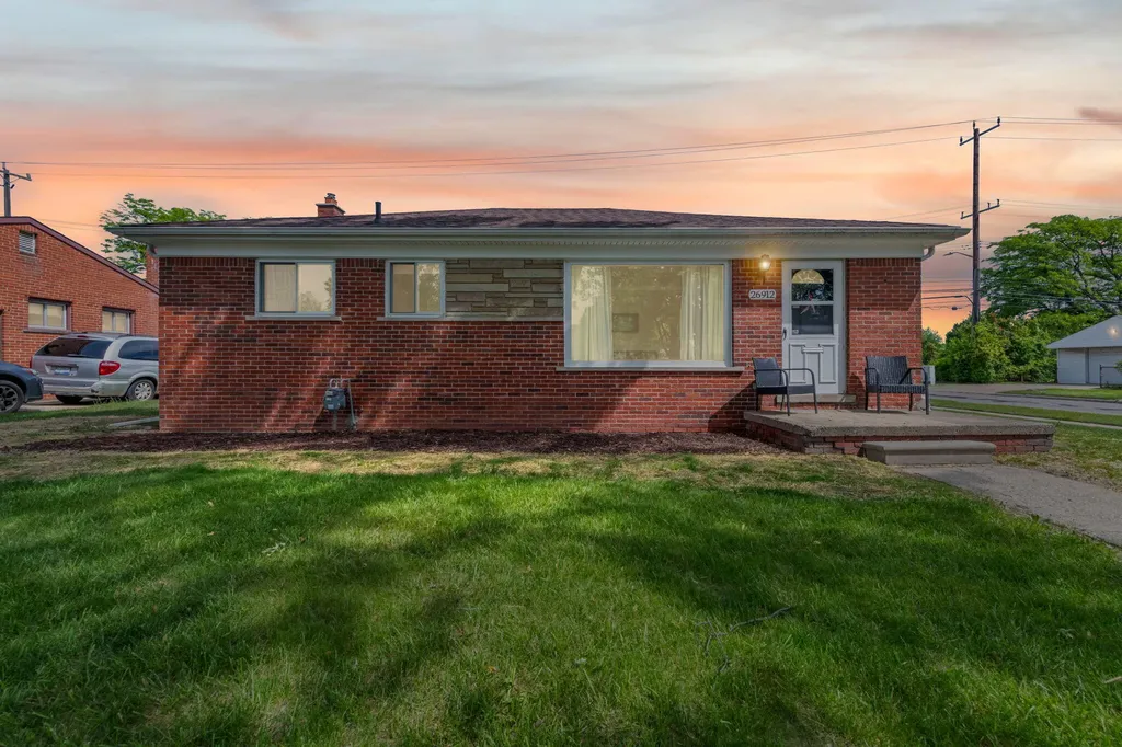 26912 W Davison Redford Charter Township MI 48239