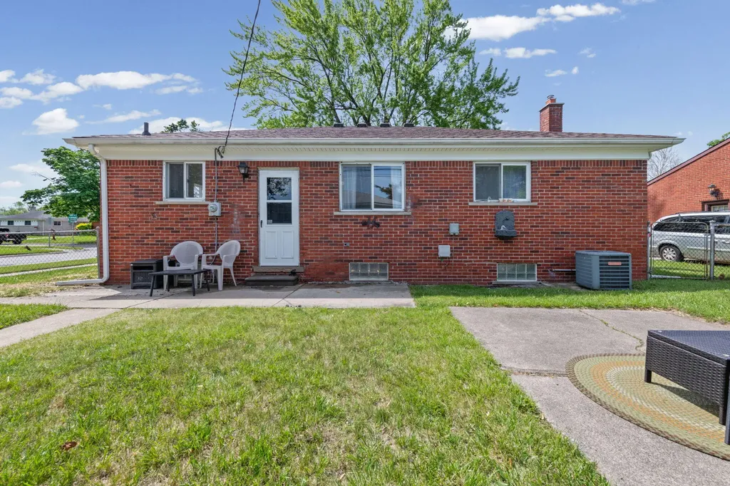 26912 W Davison Redford Charter Township MI 48239