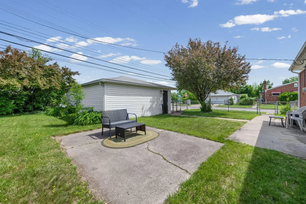 26912 W Davison Redford Charter Township MI 48239