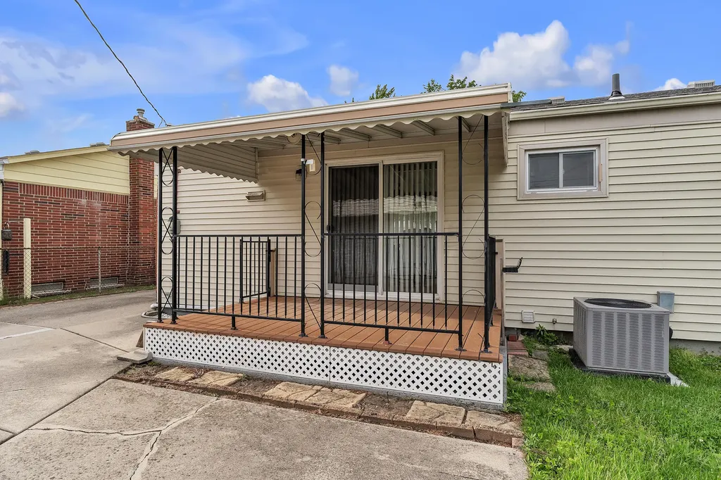 27511 Cambridge Street Garden City City MI 48135