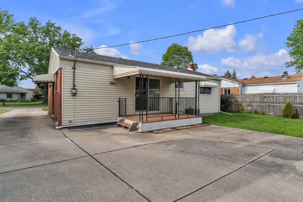 27511 Cambridge Street Garden City City MI 48135