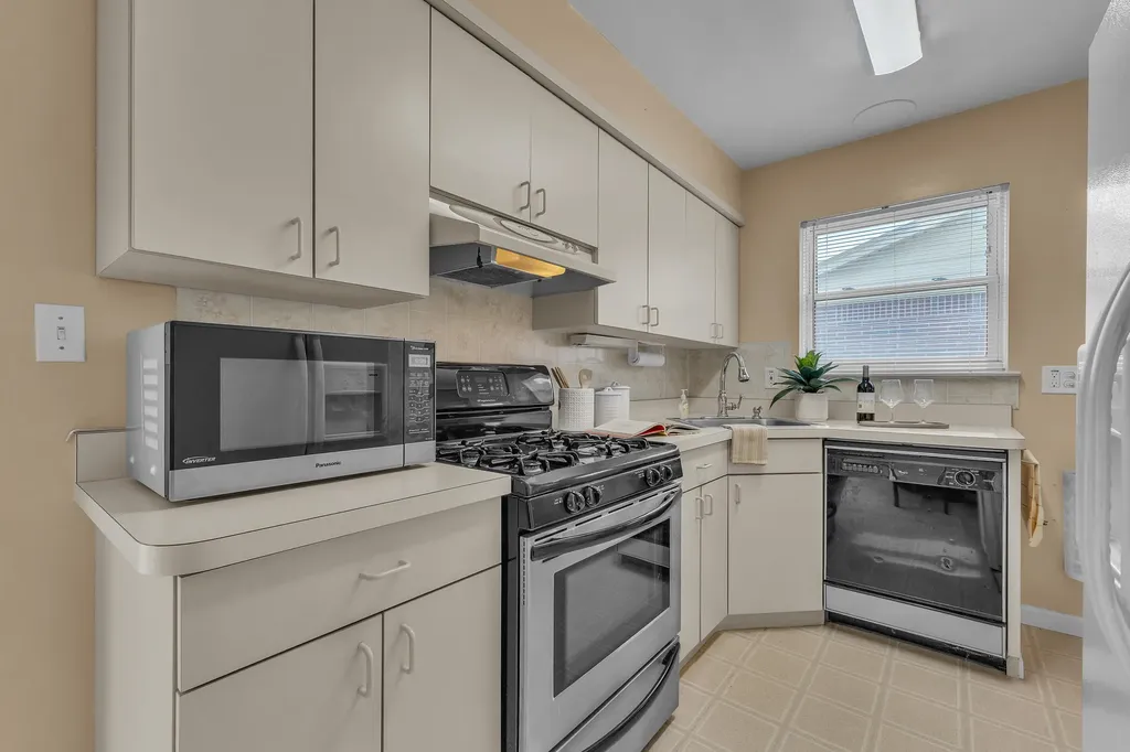 27511 Cambridge Street Garden City City MI 48135