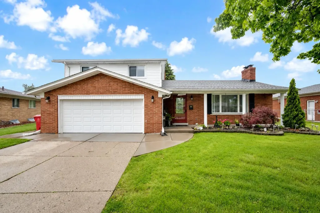 19402 Rockport Street Roseville City MI 48066