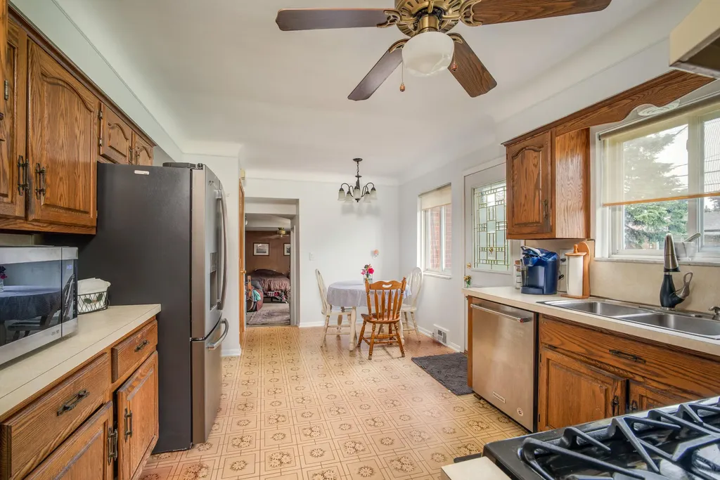 19402 Rockport Street Roseville City MI 48066