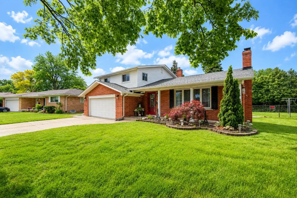 19402 Rockport Street Roseville City MI 48066