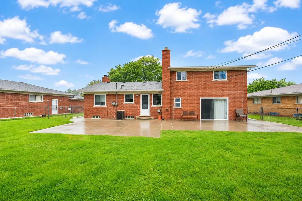 19402 Rockport Street Roseville City MI 48066