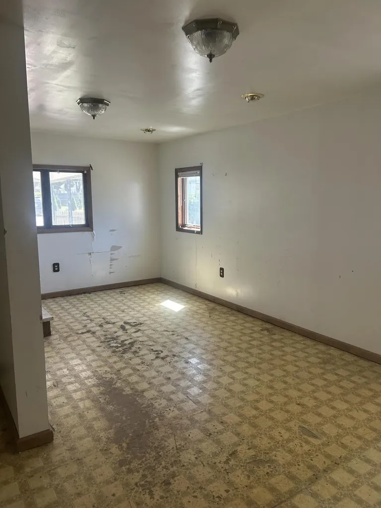 8105 Toepfer Warren City MI 48089
