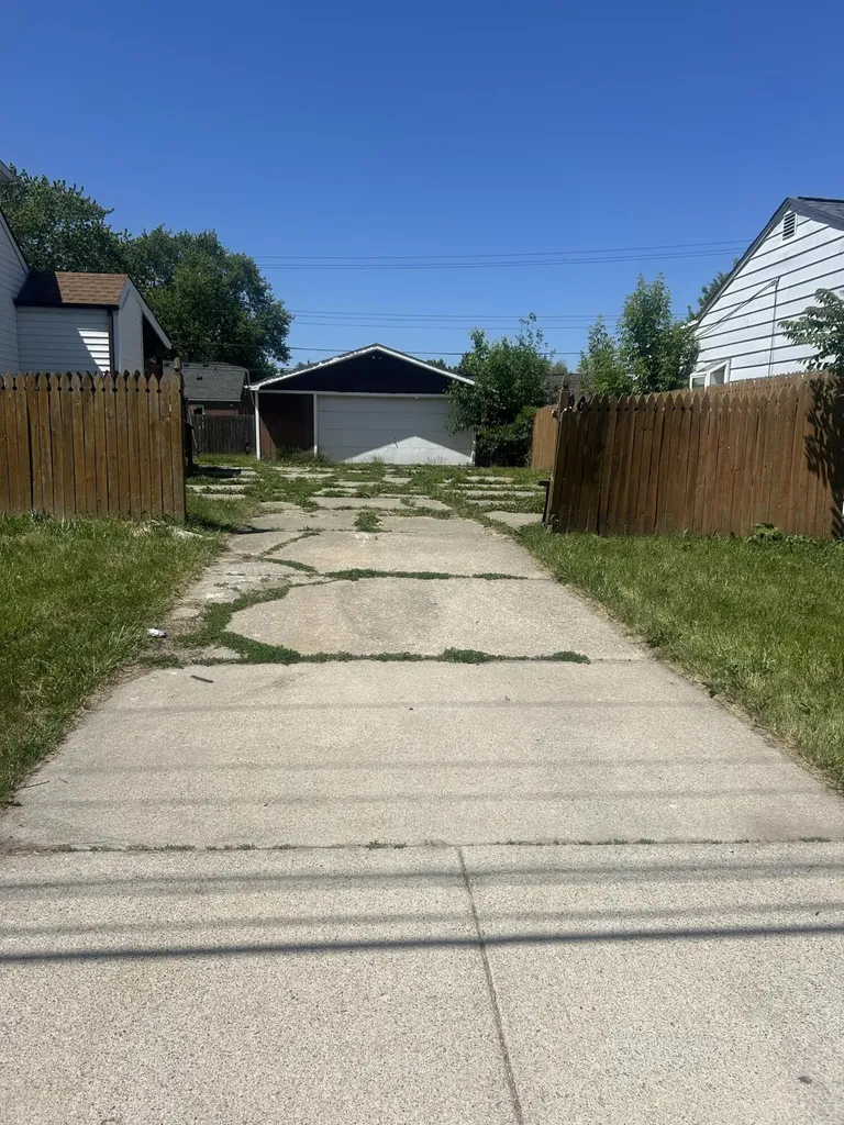 8105 Toepfer Warren City MI 48089