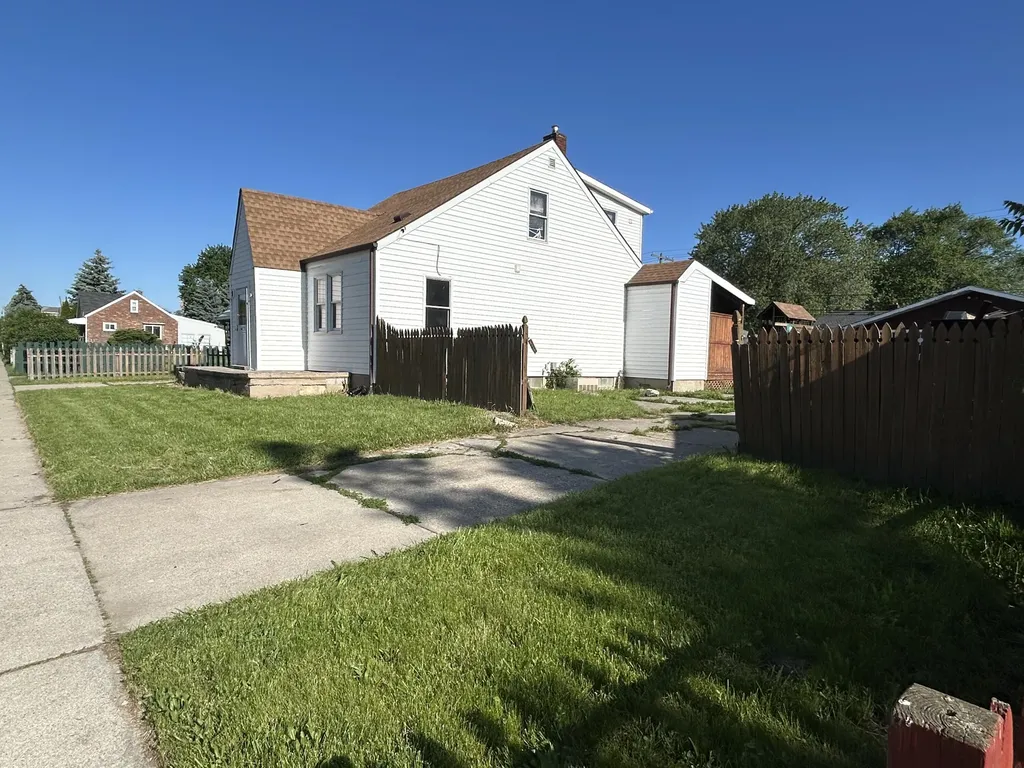 8105 Toepfer Warren City MI 48089