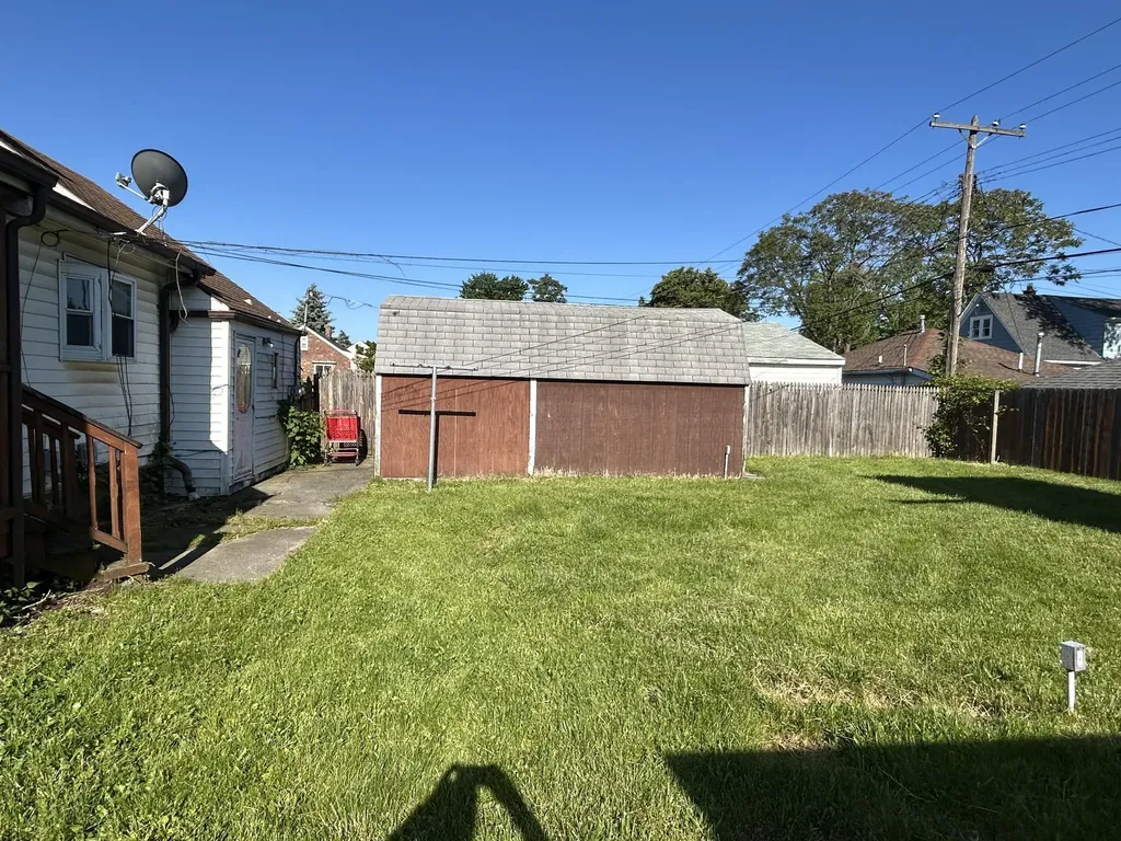 8105 Toepfer Warren City MI 48089