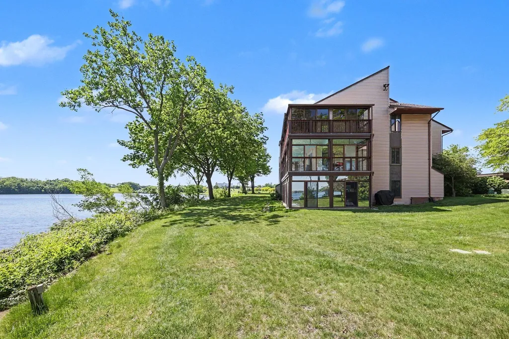 550 Cliffs Drive Ypsilanti Charter Township MI 48198
