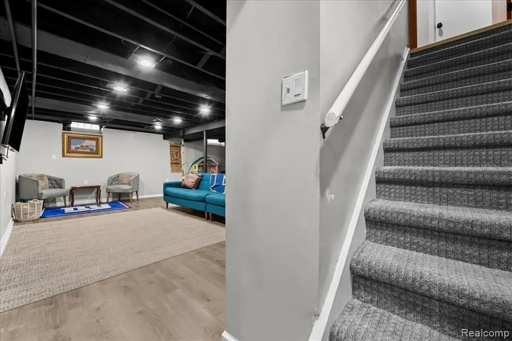 6716 Rosedale Boulevard Allen Park City MI 48101