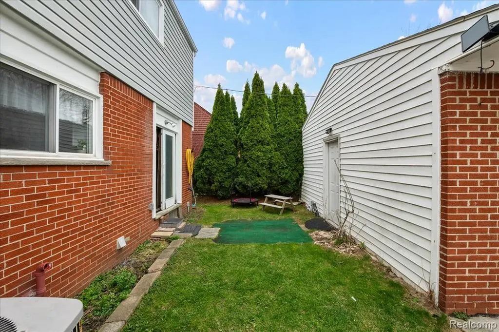 6716 Rosedale Boulevard Allen Park City MI 48101