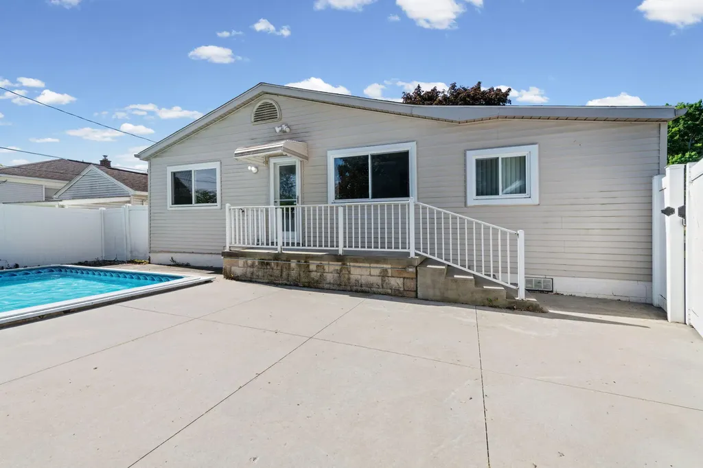 29932 John Hauk Street Garden City City MI 48135