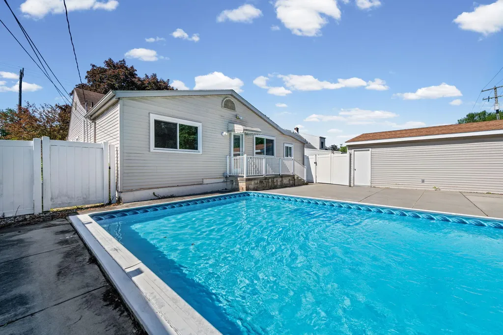 29932 John Hauk Street Garden City City MI 48135