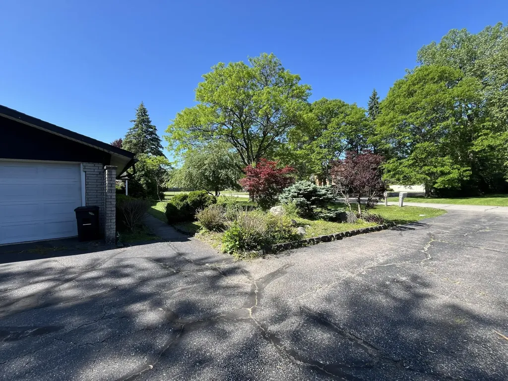 29360 Woodhaven Lane Southfield City MI 48076