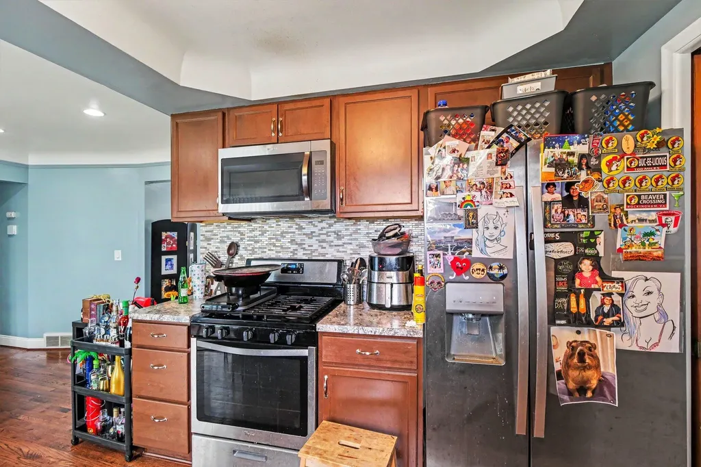 8271 Stanley Drive Warren City MI 48093