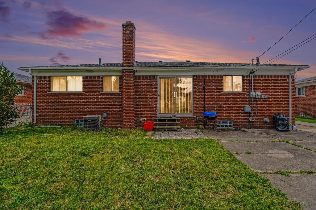 8271 Stanley Drive Warren City MI 48093