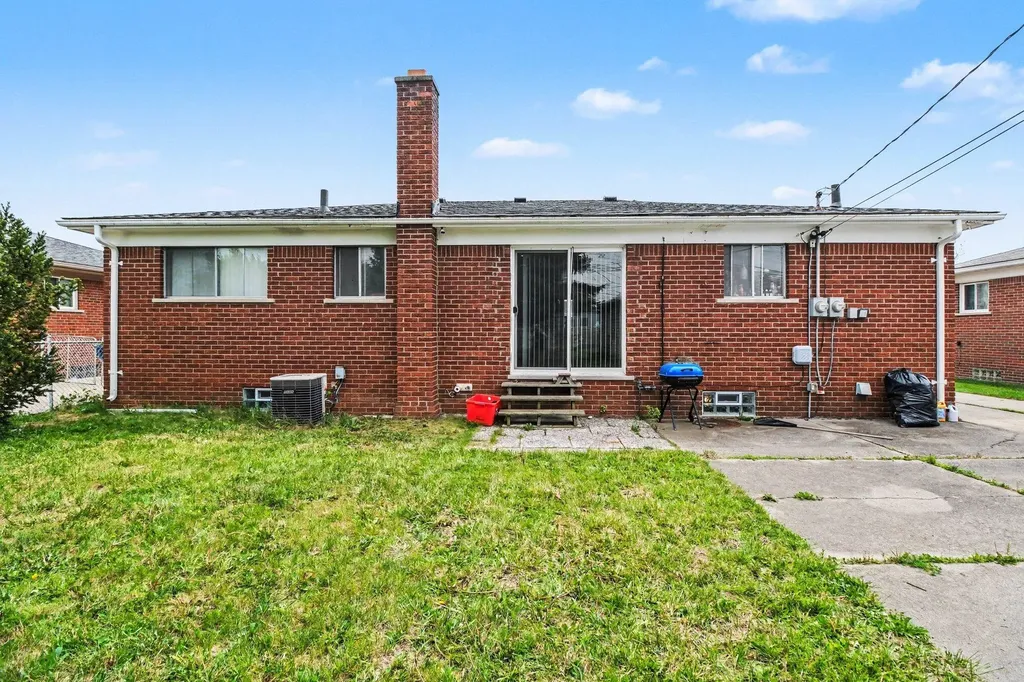 8271 Stanley Drive Warren City MI 48093