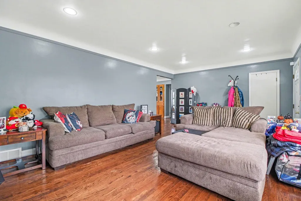 8271 Stanley Drive Warren City MI 48093