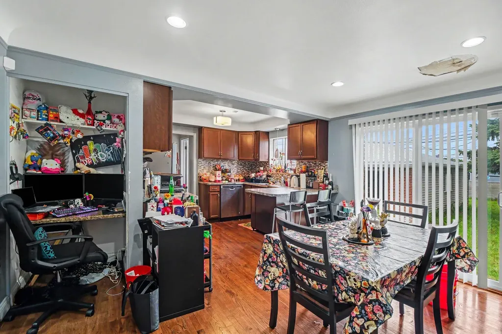 8271 Stanley Drive Warren City MI 48093