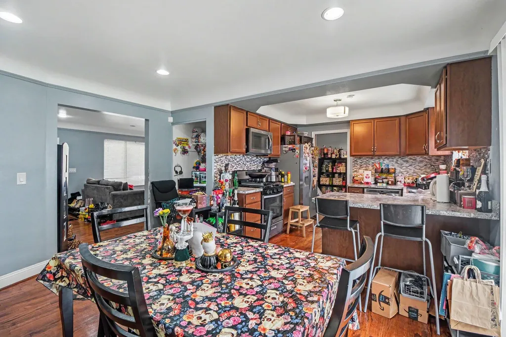 8271 Stanley Drive Warren City MI 48093