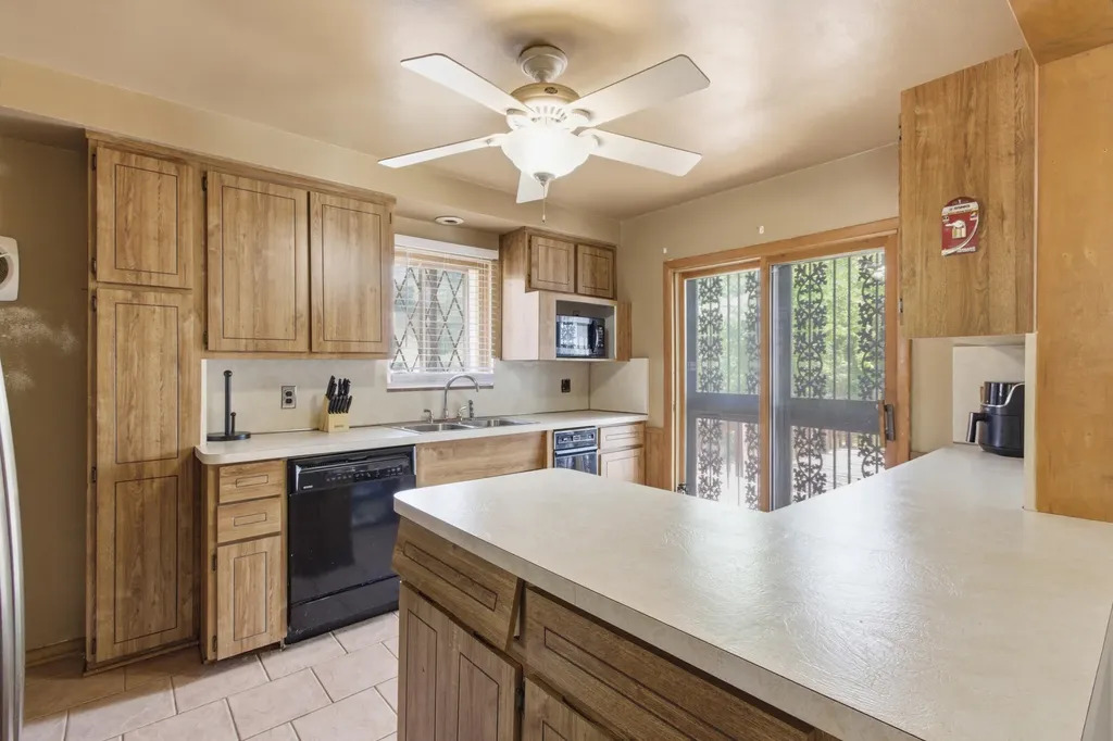 21630 Westhampton Street Oak Park City MI 48237