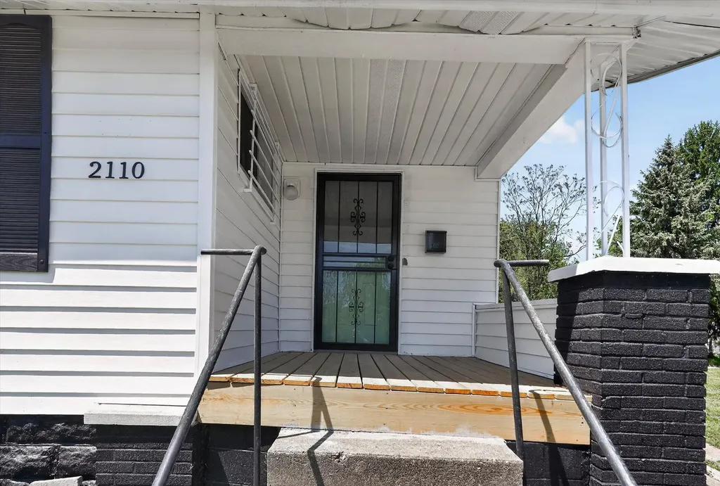 2110 S Grand Traverse Street Flint City MI 48503