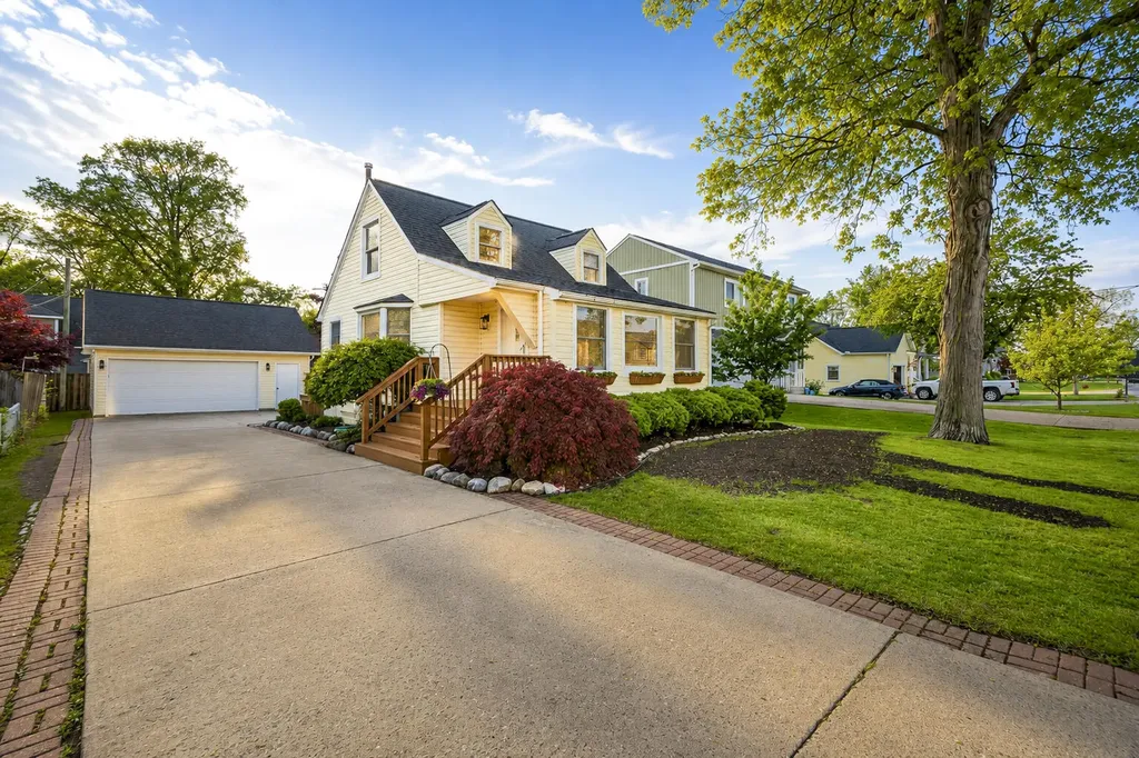 1934 Maddy Lane Keego Harbor City MI 48320
