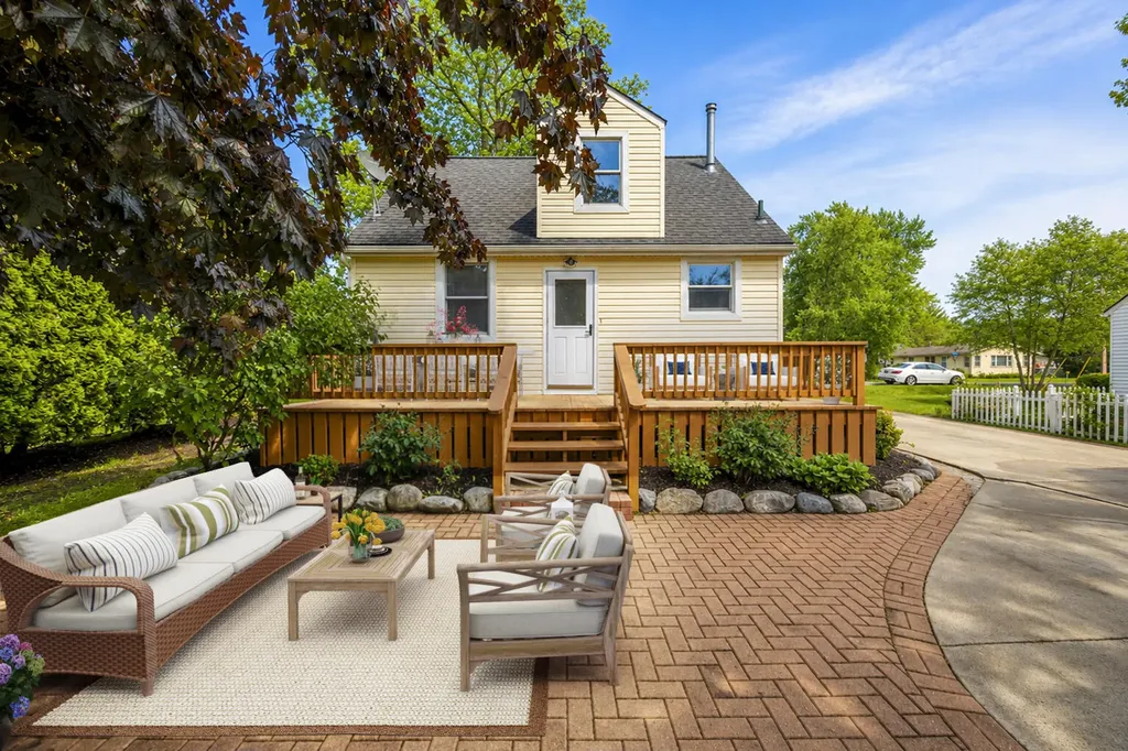 1934 Maddy Lane Keego Harbor City MI 48320
