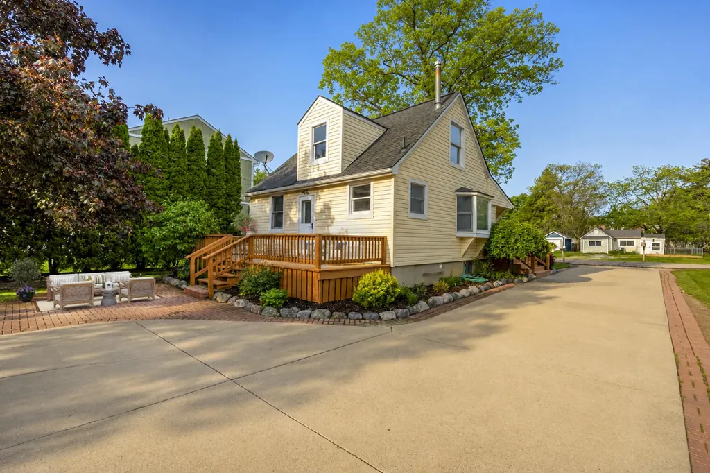 1934 Maddy Lane Keego Harbor City MI 48320