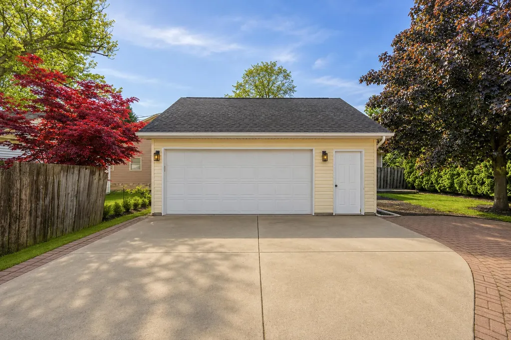 1934 Maddy Lane Keego Harbor City MI 48320