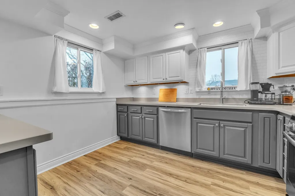 39011 Pinetree Street Livonia City MI 48150