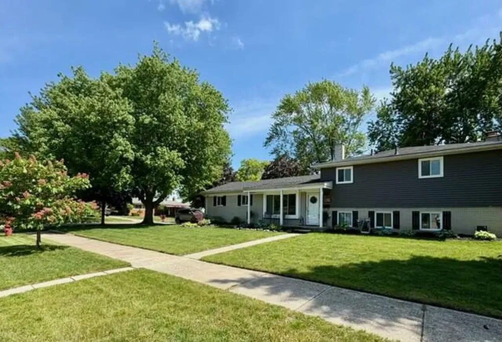 39011 Pinetree Street Livonia City MI 48150