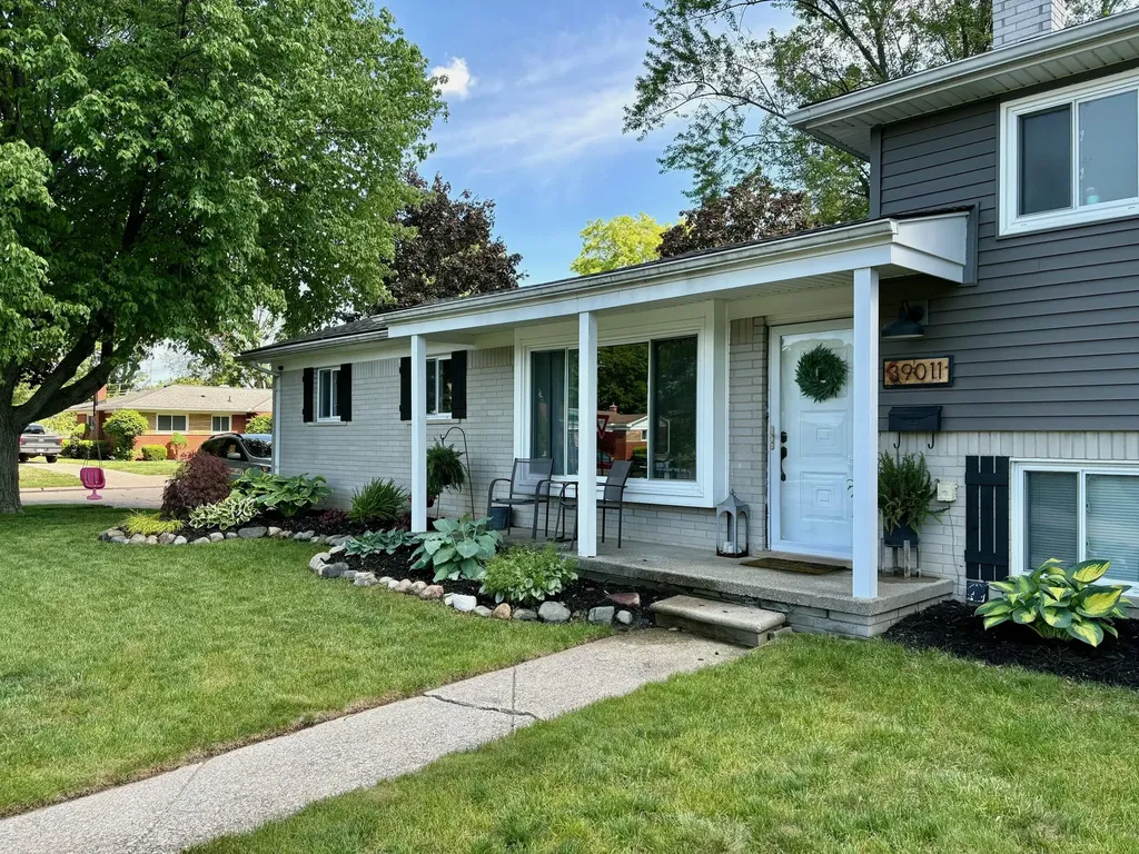 39011 Pinetree Street Livonia City MI 48150