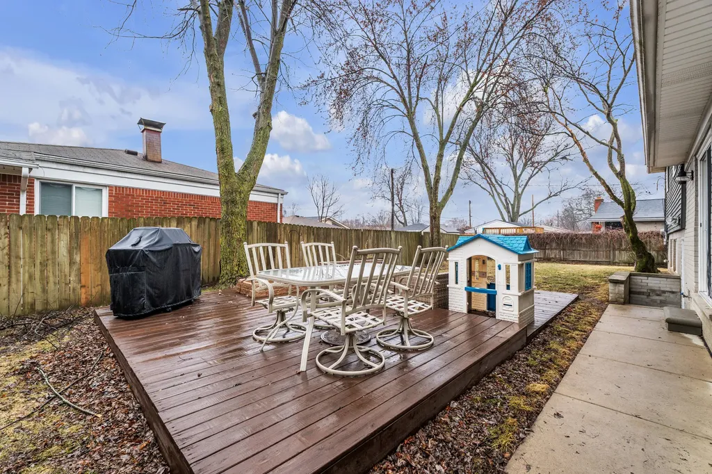 39011 Pinetree Street Livonia City MI 48150