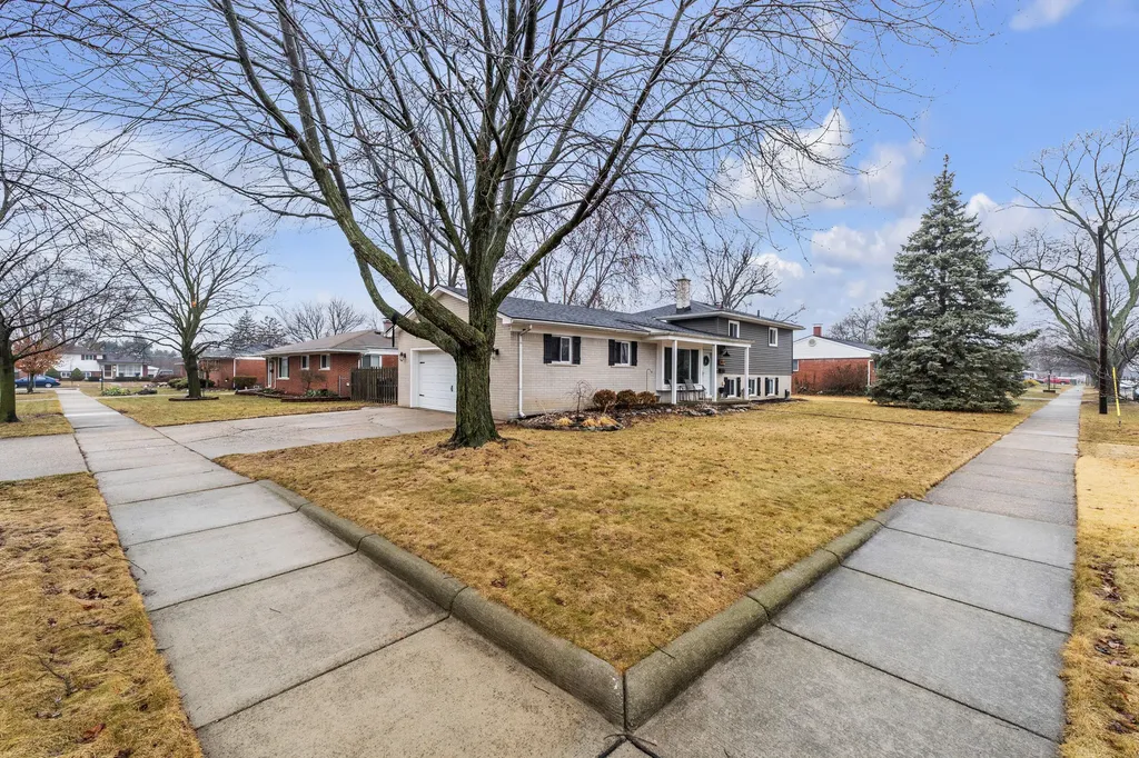 39011 Pinetree Street Livonia City MI 48150