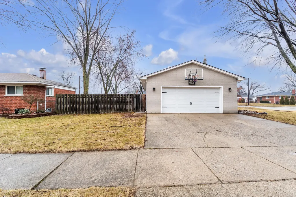 39011 Pinetree Street Livonia City MI 48150