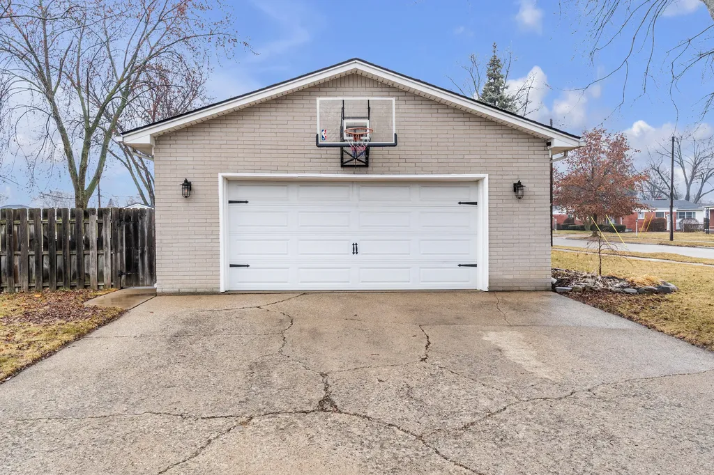 39011 Pinetree Street Livonia City MI 48150