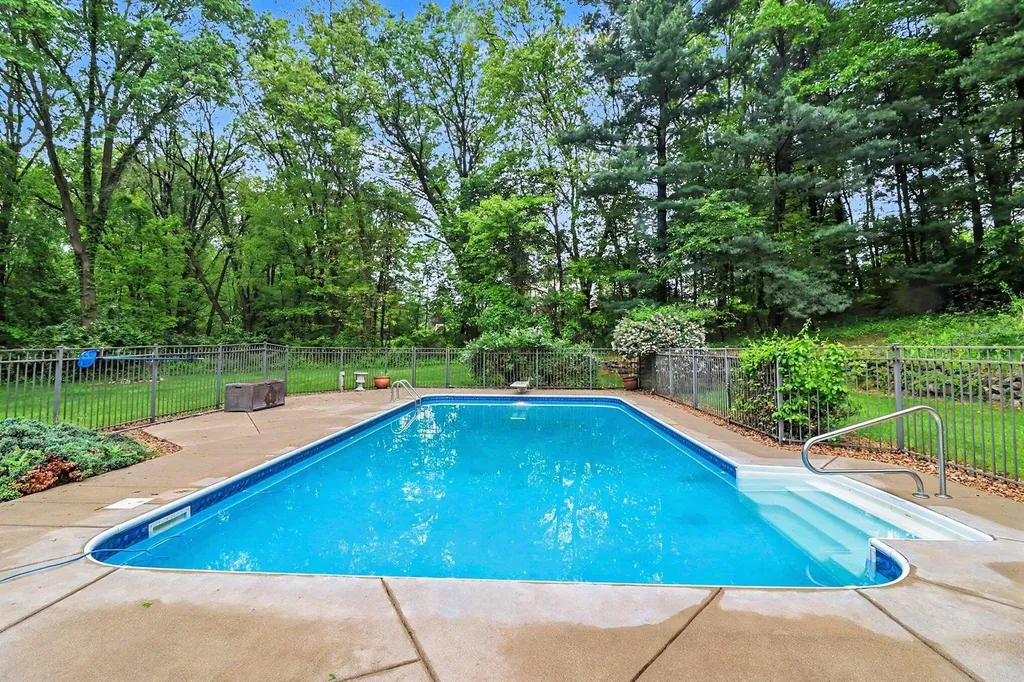 6588 White Pines Drive Genoa Township MI 48116