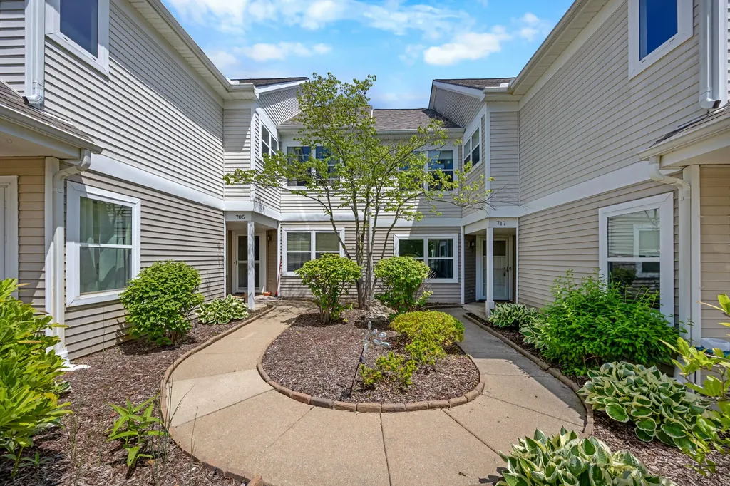 717 Fieldstone Circle W Chelsea City MI 48118