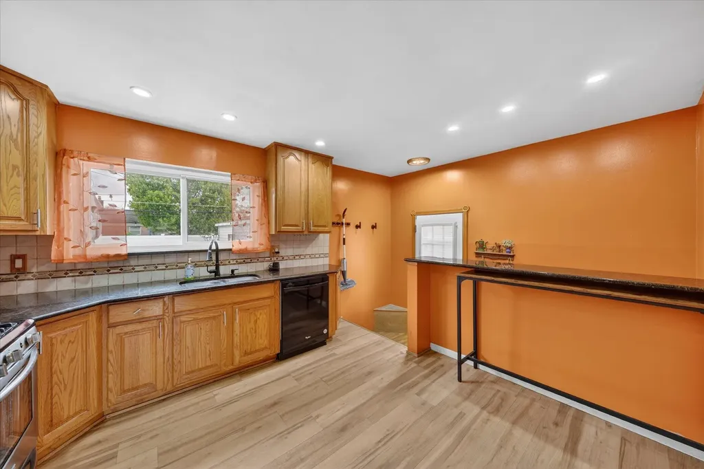 6950 Mohican Lane Westland City MI 48185
