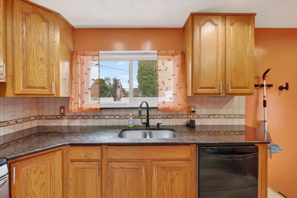 6950 Mohican Lane Westland City MI 48185